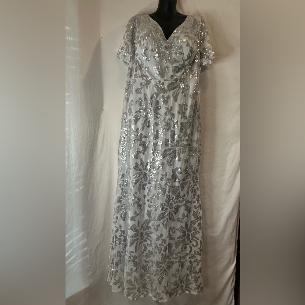 Elegant Silver Sequin formal Dress size 18 ￼